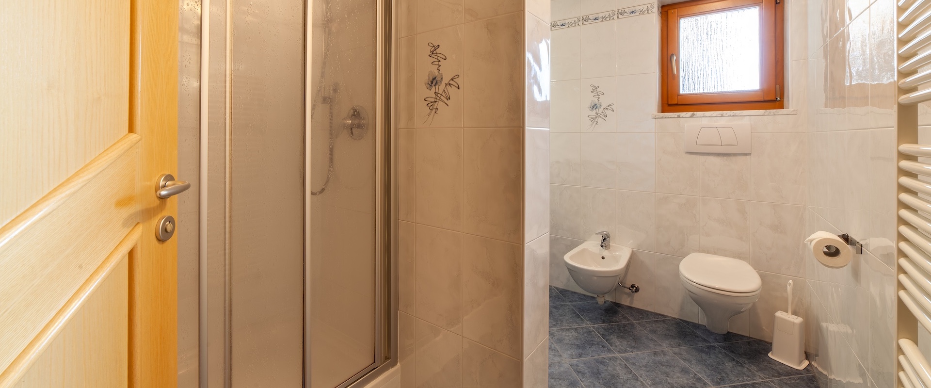 Badezimmer mit WC und Dusche