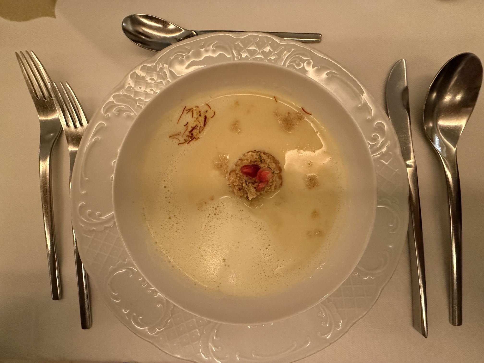 Kokosschaumsuppe mit gratinierter Jakobsmuschel und Granatapfelkernen