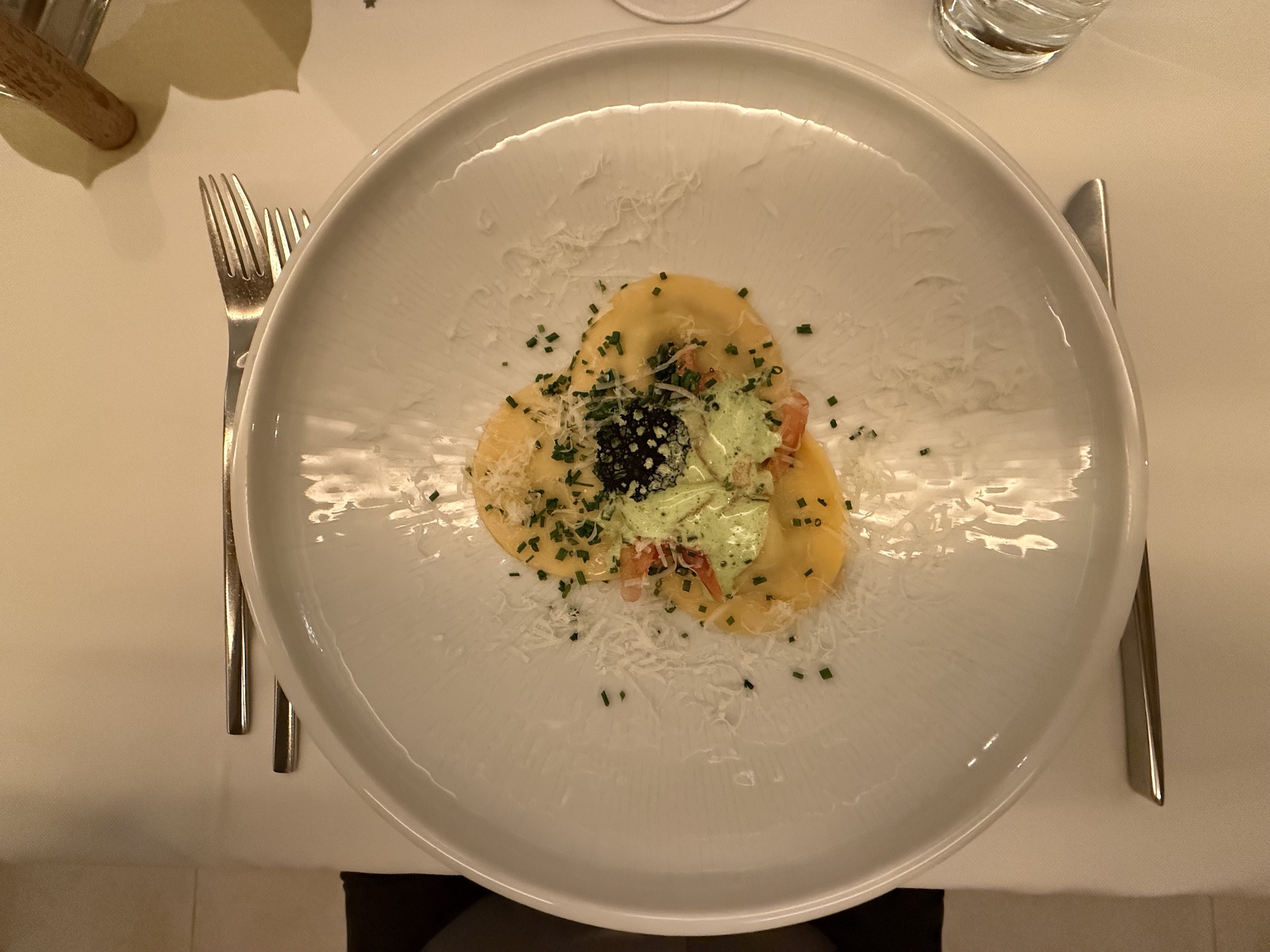 Steinpilzravioli mit Parmesan, Tomatenbutter und Petersilienespuma