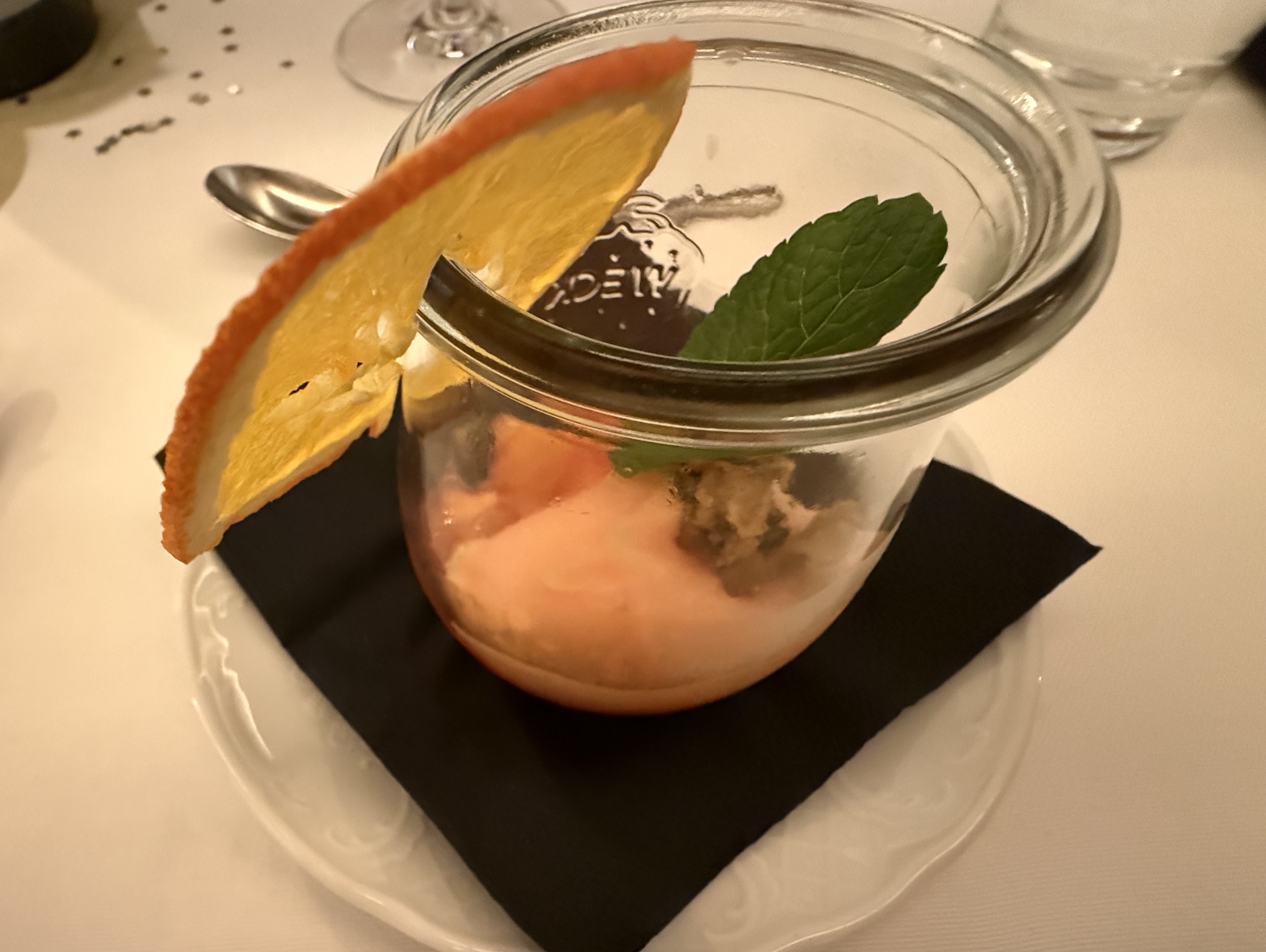 Butorangensorbet mit karamelisierten Pistazien und frischer Minze