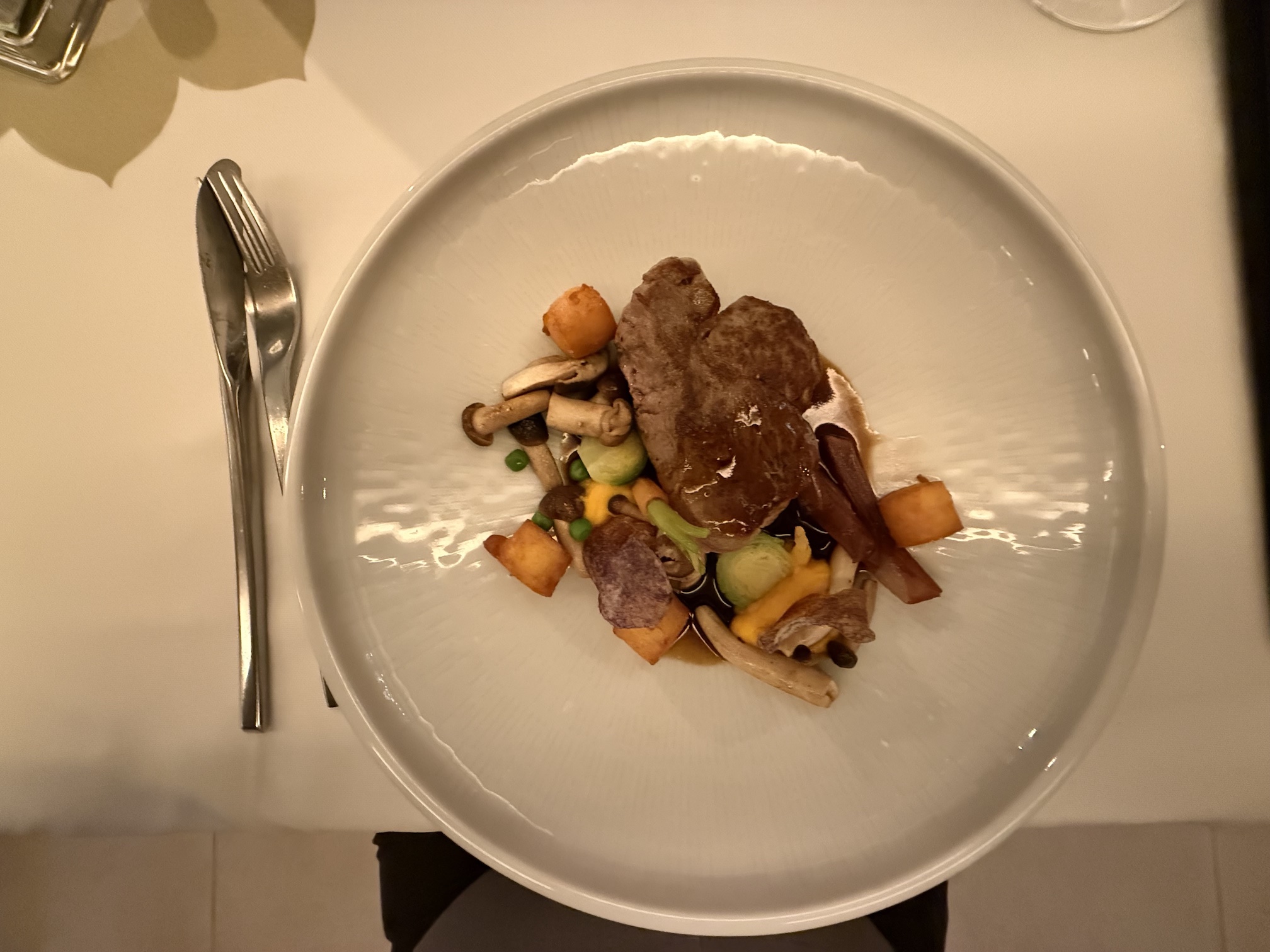 Medium gebratenes Kalbsfilet mit Karottencreme – Kartoffelpralinen Rosenkohl und Portweinschalotten