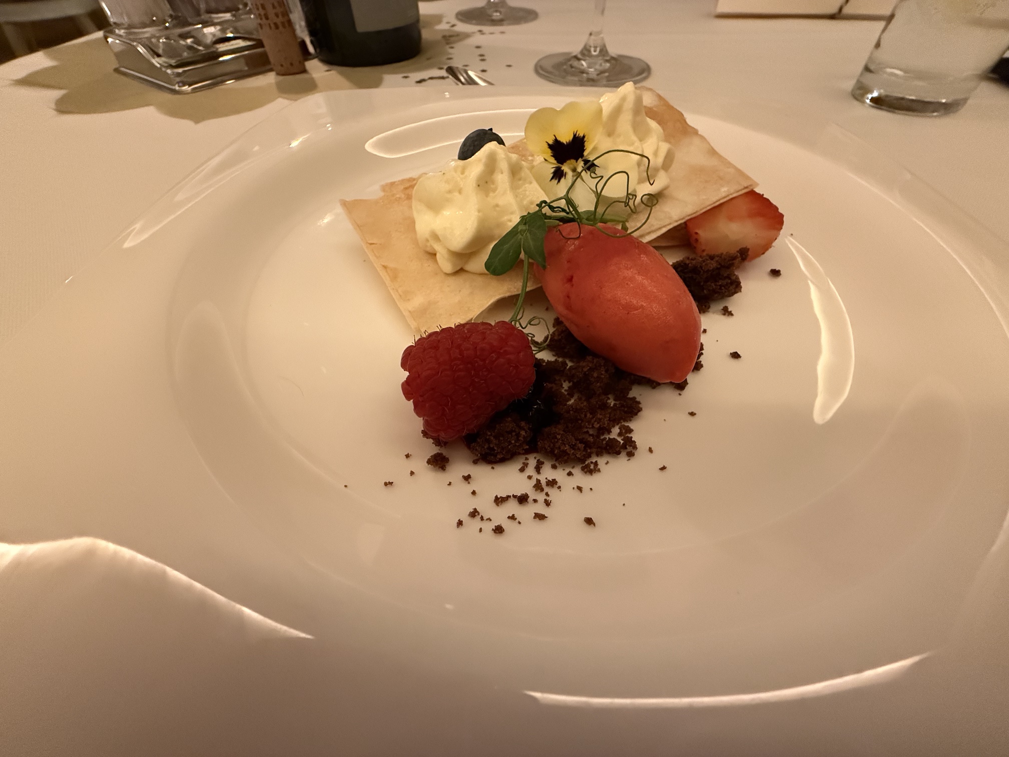 Millefoglie mit frischen Waldfrüchten und hausgemachtem Himbeereis
