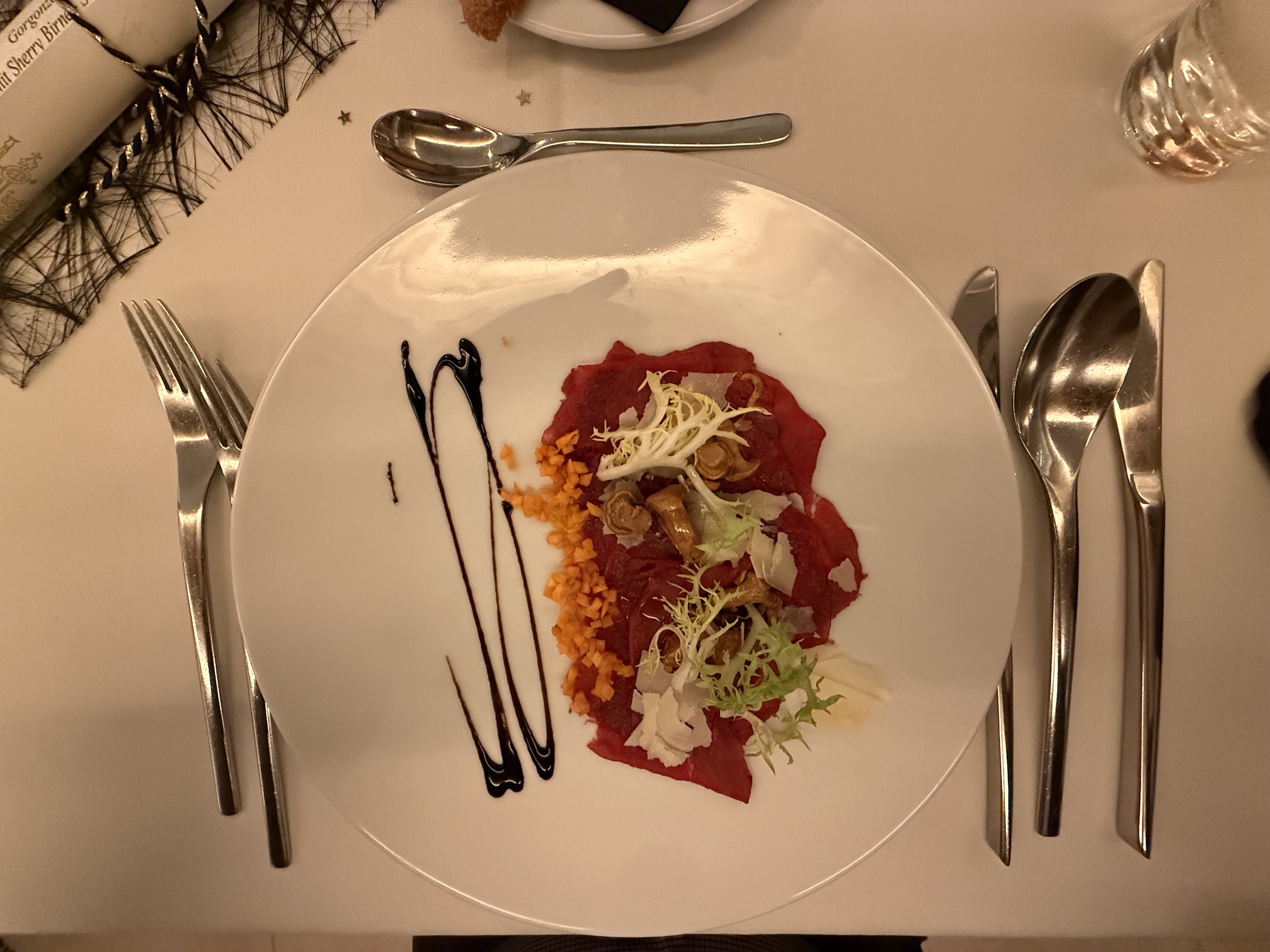 Mariniertes Hirsch-Carpaccio -Pfifferlingen - Kürbis - Rosmarinbaguette