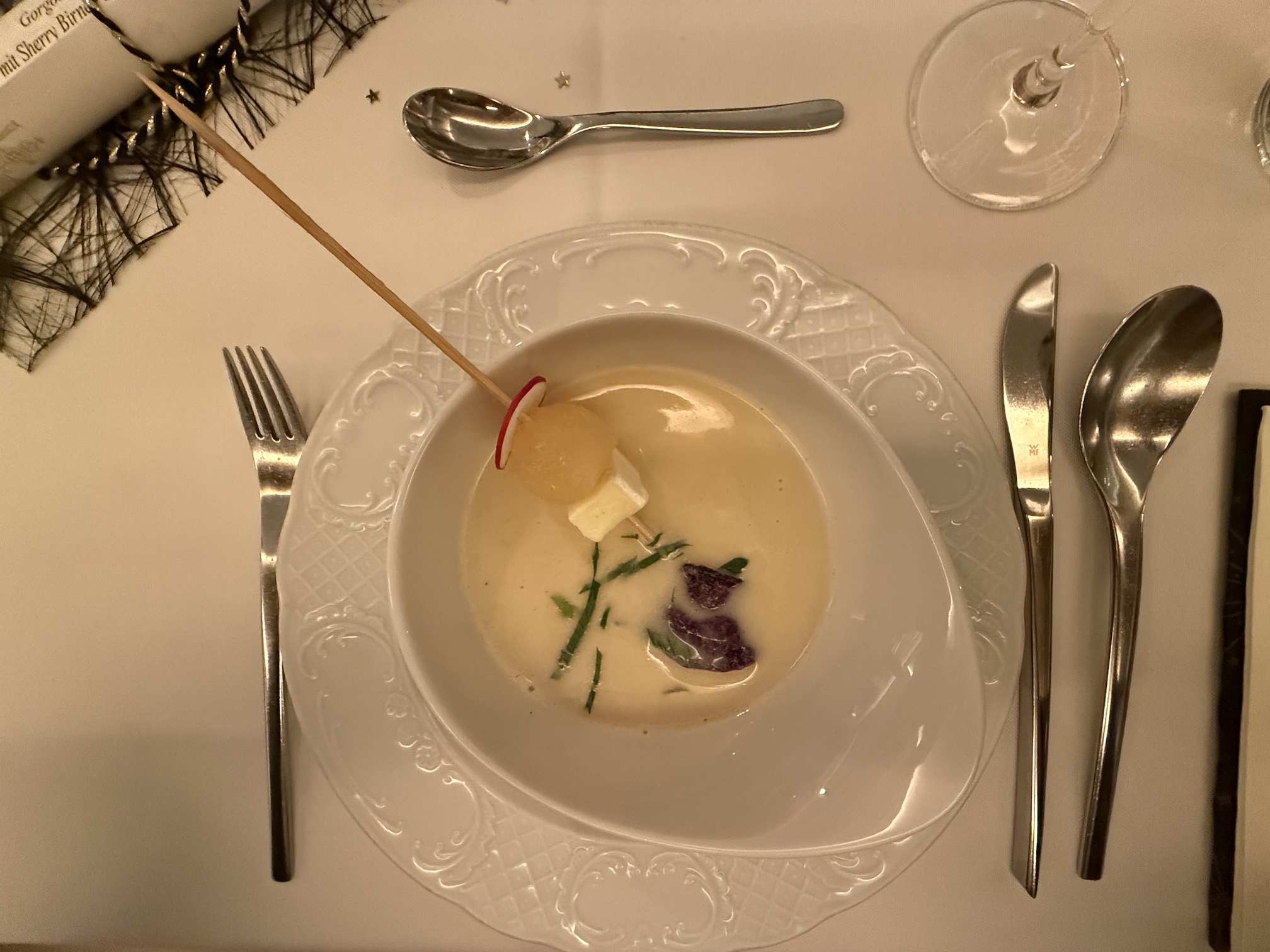 Gorgonzolaschaumsuppe mit Sherry Birne - Selleriegrün - Chips