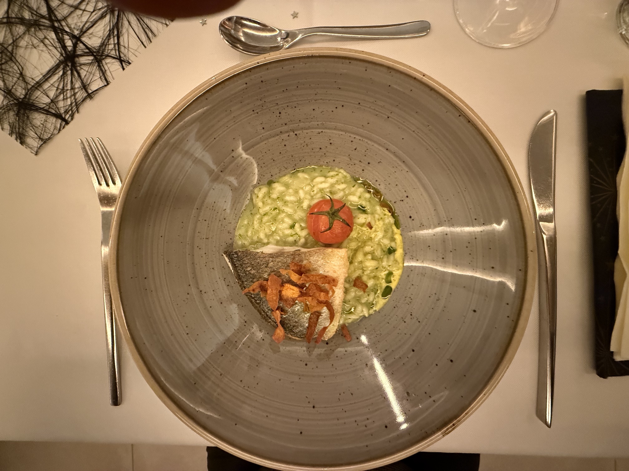 Petersilienrisotto mit kross gebratenem Goldbrassen Filet - Ofentomate - Safraschaum