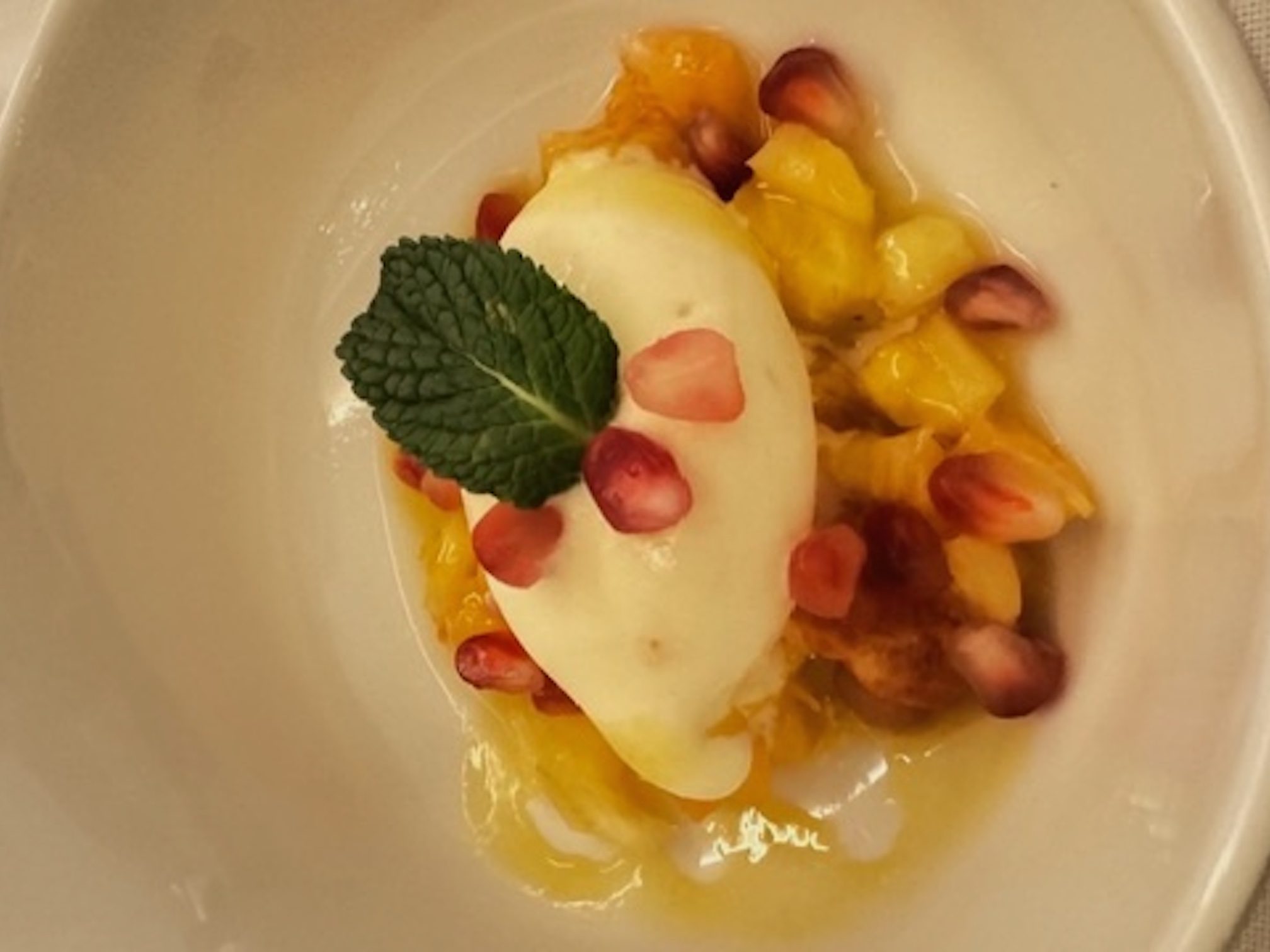 Maracujasorbet mit Granatapfelkernen - Orangen - Ananasragout - Minze