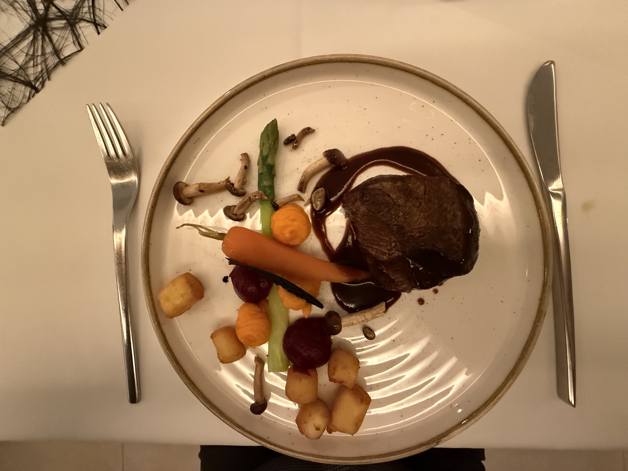 Rosa gebratenes Rinderfilet auf Lagrein Sauce - Chiodini Pilze - Kartoffelpralinen - Karottencreme - grünem Spargel - Rote Beeten