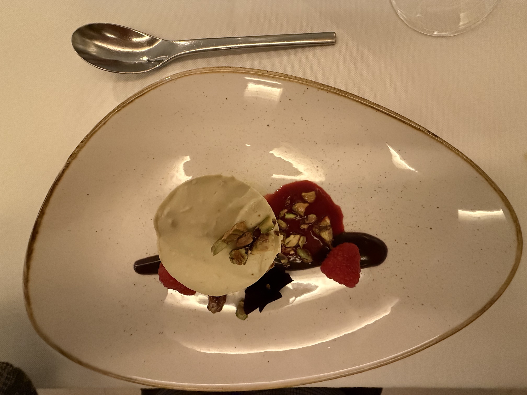 Pistazien Parfait mit Nougat - Himbeeren